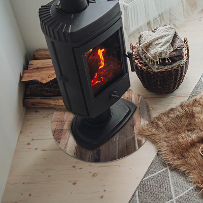 Vetro sotto il camino con tavola di legno nel layout