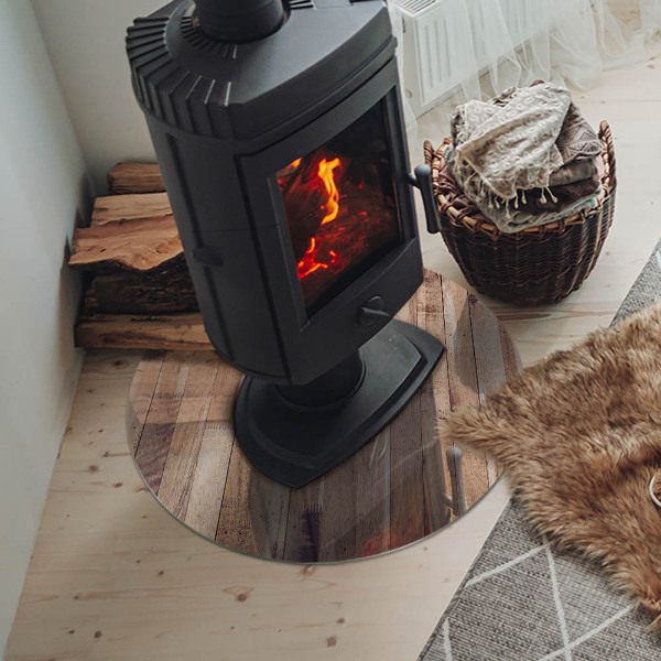 Vetro sotto il camino con tavola di legno nel layout