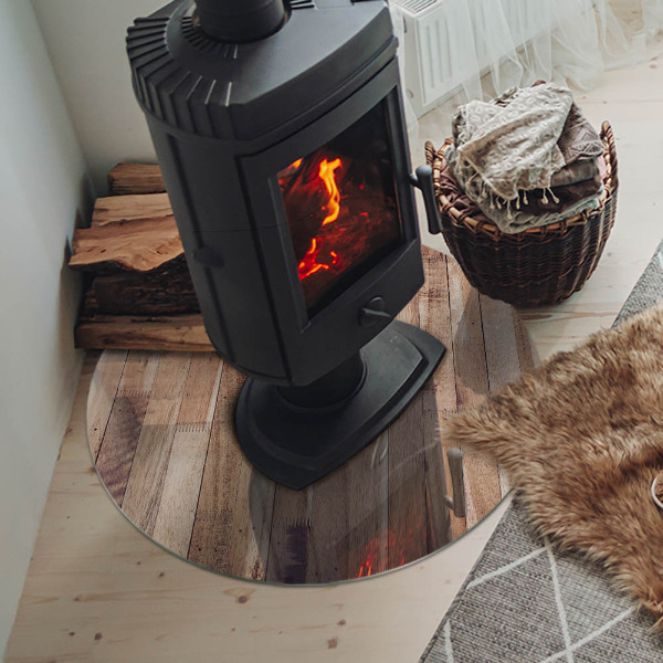 Vetro sotto il camino con tavola di legno nel layout