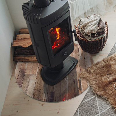 Vetro sotto il camino con tavola di legno nel layout