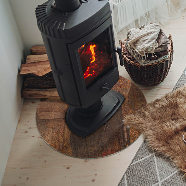 Vetro sotto il camino con texture ruggine sul metallo