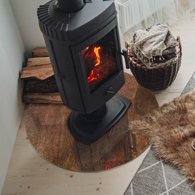 Vetro sotto il camino con texture ruggine sul metallo