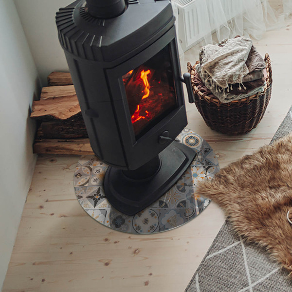 Vetro sotto il camino rotondo con motivi a mosaico sulle piastrelle