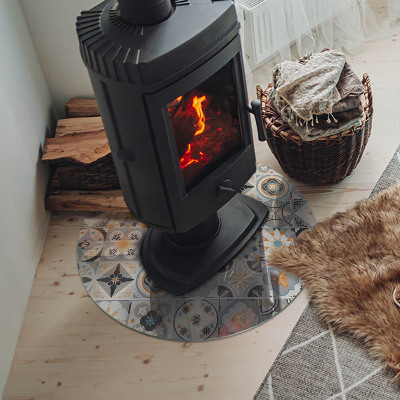 Vetro sotto il camino rotondo con motivi a mosaico sulle piastrelle