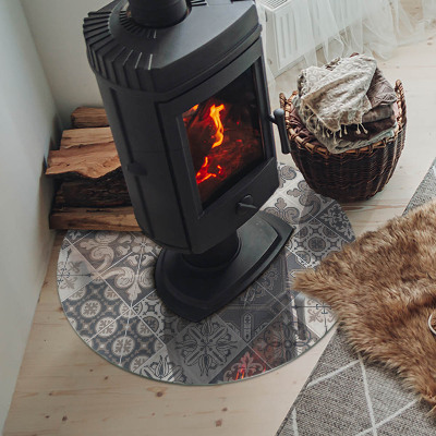 Vetro sotto il camino con motivo decorativo a mosaico