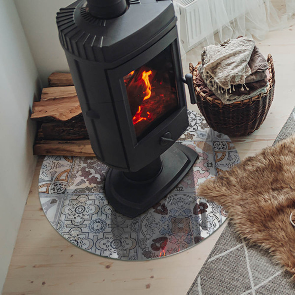 Vetro sotto il camino rotondo con motivi a mosaico sulle piastrelle