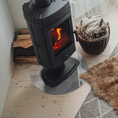 Vetro sotto il camino con struttura in calcestruzzo grezzo