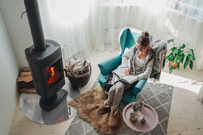 Vetro sotto il camino con struttura in calcestruzzo grezzo