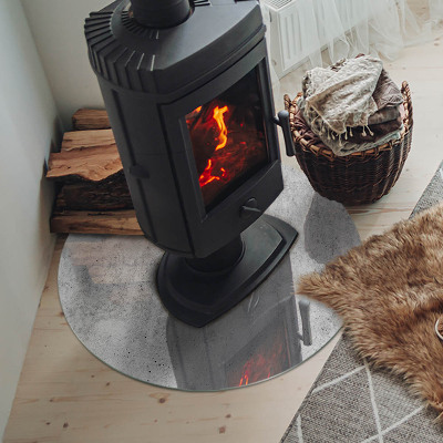 Vetro sotto il camino con struttura in calcestruzzo grezzo