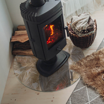 Vetro sotto il camino con foglie dai motivi delicati