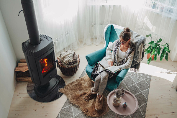 Vetro sotto il camino rotondo con texture effetto pietra sulla superficie