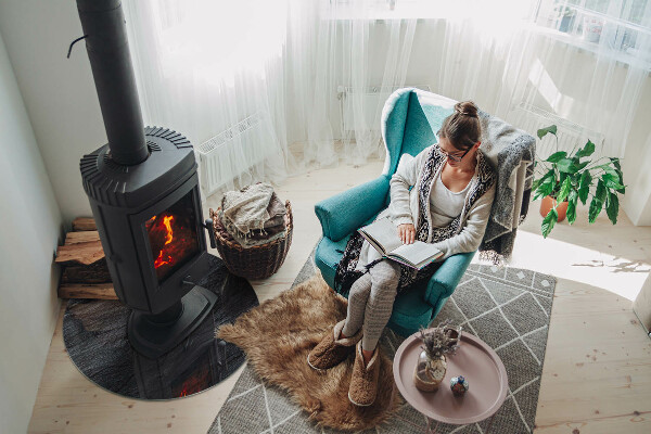 Vetro sotto il camino rotondo con texture effetto pietra sulla superficie