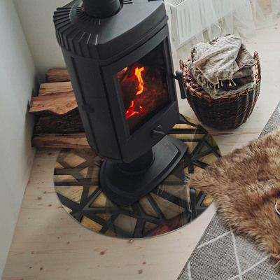 Vetro sotto il camino con motivo geometrico e finitura in legno