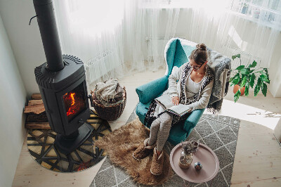 Vetro sotto il camino con motivo geometrico e finitura in legno