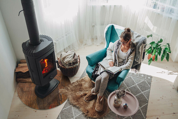 Vetro sotto il camino rotondo con texture ruggine sullo sfondo