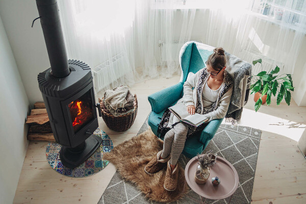 Vetro sotto il camino con motivi a mosaico sulle piastrelle