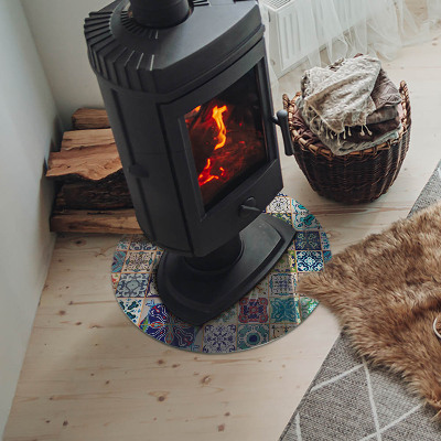 Vetro sotto il camino con motivi a mosaico sulle piastrelle