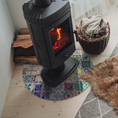 Vetro sotto il camino con motivi a mosaico sulle piastrelle