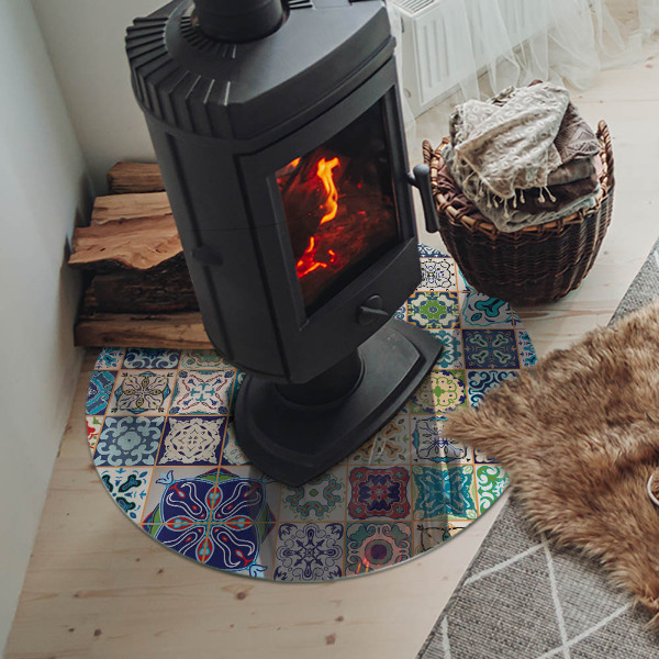 Vetro sotto il camino con motivi a mosaico sulle piastrelle