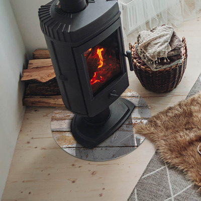 Vetro sotto il camino rotondo con tavola di legno danneggiata