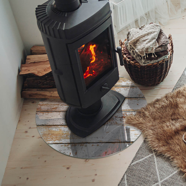 Vetro sotto il camino rotondo con tavola di legno danneggiata