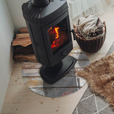 Vetro sotto il camino rotondo con tavola di legno danneggiata