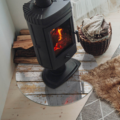 Vetro sotto il camino rotondo con tavola di legno danneggiata