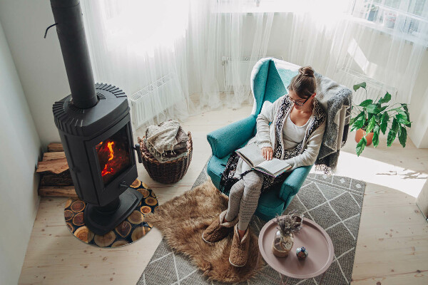 Vetro sotto il camino con scatola contenente legna tagliata