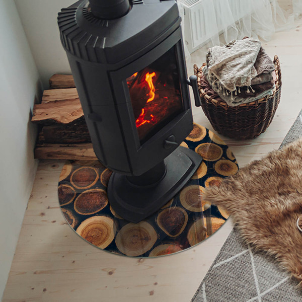 Vetro sotto il camino con scatola contenente legna tagliata