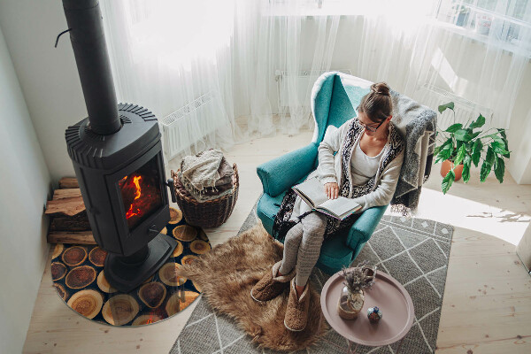 Vetro sotto il camino con scatola contenente legna tagliata