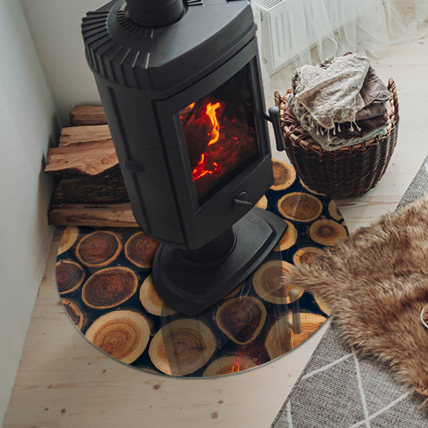 Vetro sotto il camino con scatola contenente legna tagliata