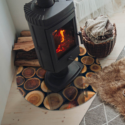 Vetro sotto il camino con scatola contenente legna tagliata