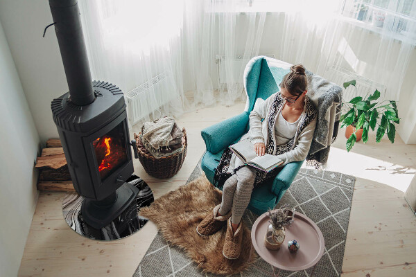 Vetro sotto il camino con motivo di onde e linee astratte