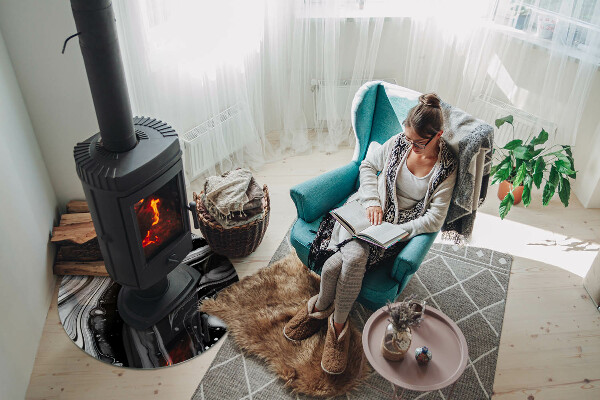 Vetro sotto il camino con motivo di onde e linee astratte