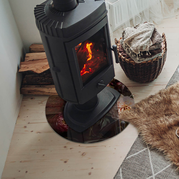 Vetro sotto il camino rotondo con dettaglio di bouquet di fiori