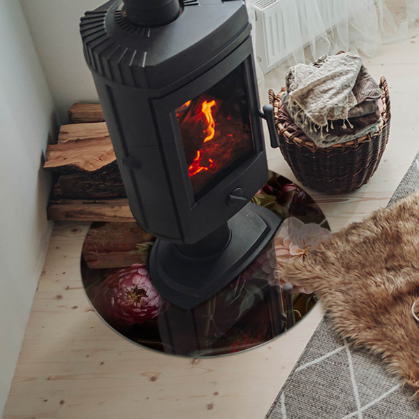 Vetro sotto il camino rotondo con dettaglio di bouquet di fiori