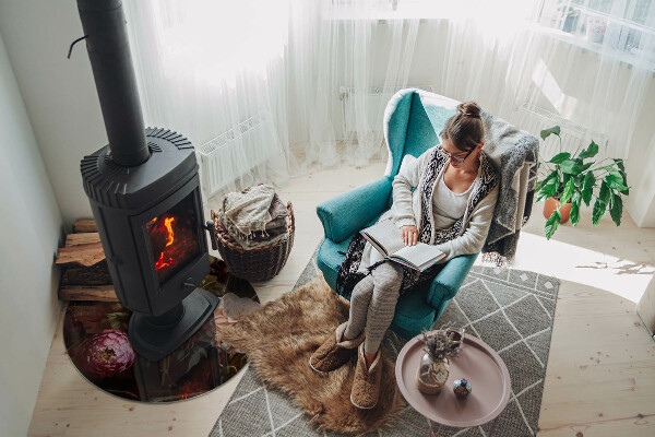 Vetro sotto il camino rotondo con dettaglio di bouquet di fiori