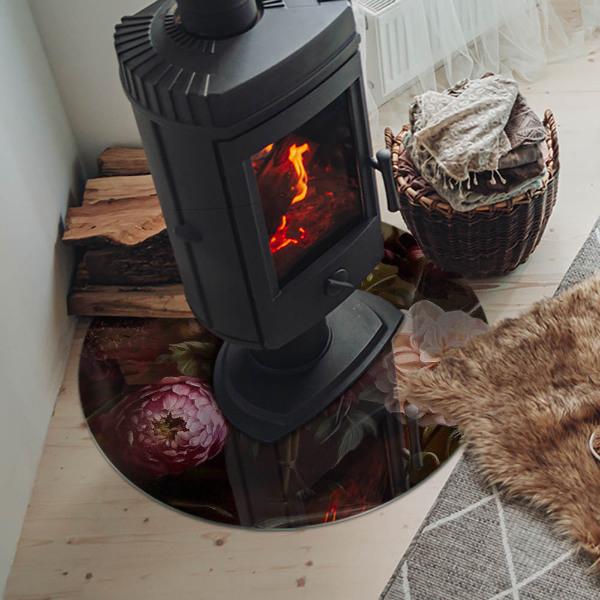 Vetro sotto il camino rotondo con dettaglio di bouquet di fiori