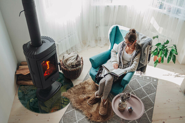 Vetro sotto il camino con motivi vegetali e farfalle
