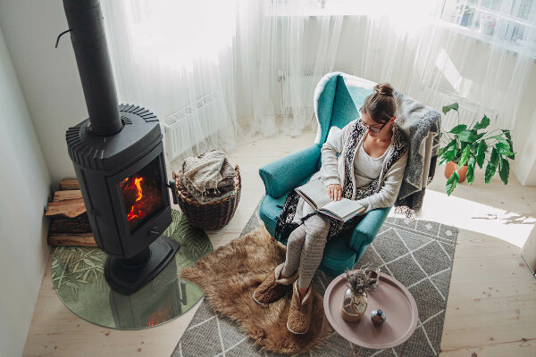 Vetro sotto il camino rotondo con motivo di foglie tropicali sullo sfondo