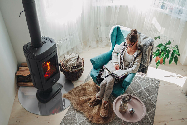 Vetro sotto il camino in colore grigio chiaro