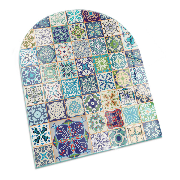 Vetro sotto il camino semiovale con motivi decorativi a mosaico