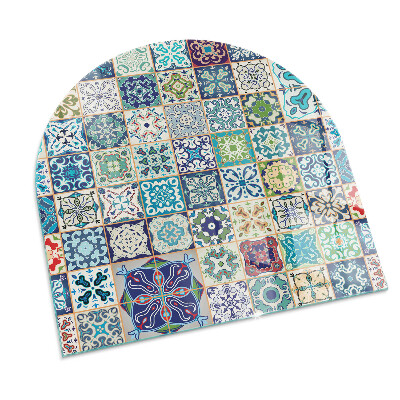 Vetro sotto il camino semiovale con motivi decorativi a mosaico