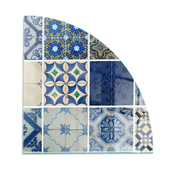 Vetro sotto il camino a quarto di cerchio Motivi ceramici sullo sfondo