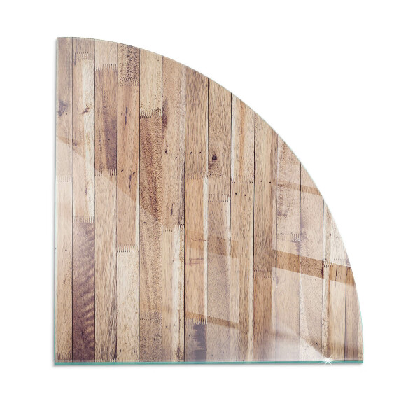 Vetro sotto il camino a quarto di cerchio con motivo in legno disposto in forma geometrica