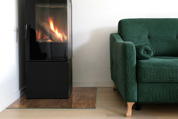 Vetro sotto stufa rettangolare con dettagli color ruggine sullo sfondo