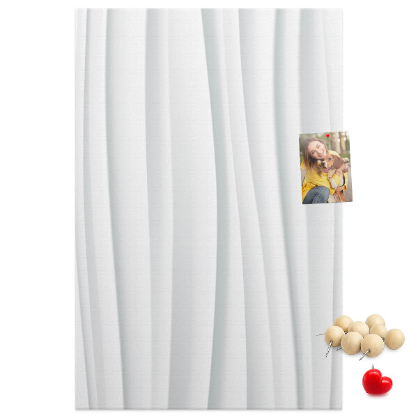 Lavagna in sughero con stampa onde delicate su sfondo chiaro