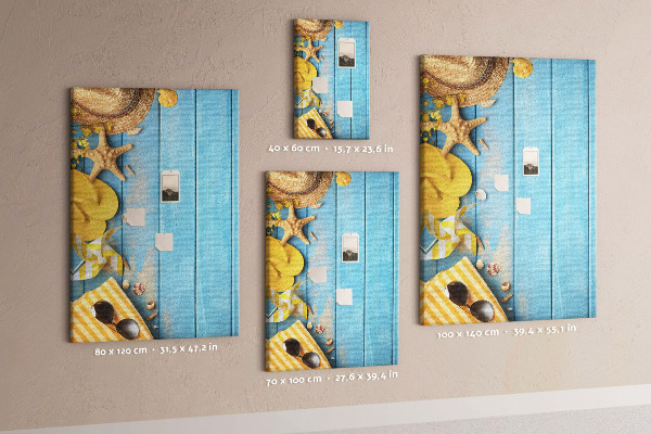 Bacheca di sughero con stampa di accessori estivi su sfondo di legno blu