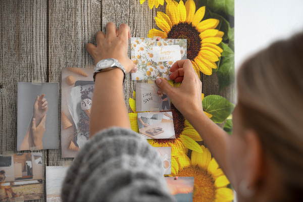 Bacheca in sughero con stampa di girasoli su sfondo in legno