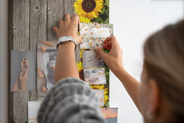 Bacheca in sughero con stampa di girasoli su sfondo in legno